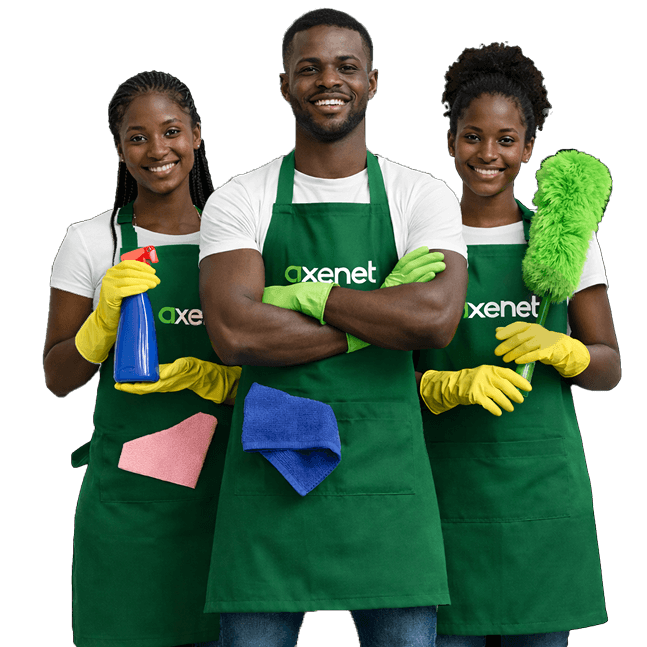 Trois agents Axenet en tenue de travail